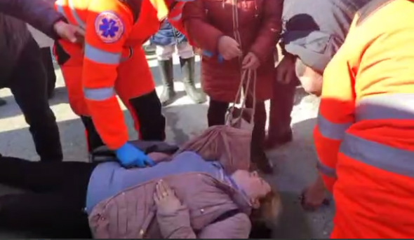 Încă o protestatară, doborâtă la pământ de polițiști, luată de medicii de la salvare